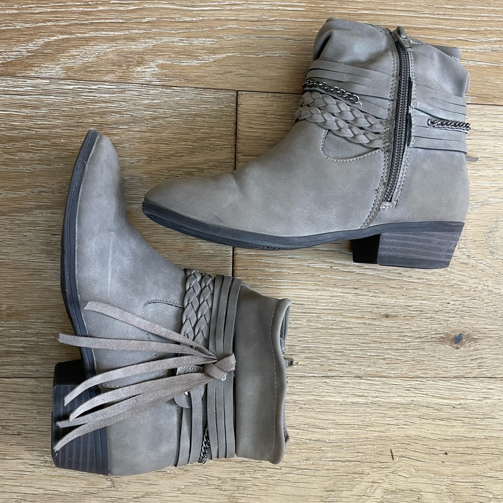Little girl’s size 1 booties